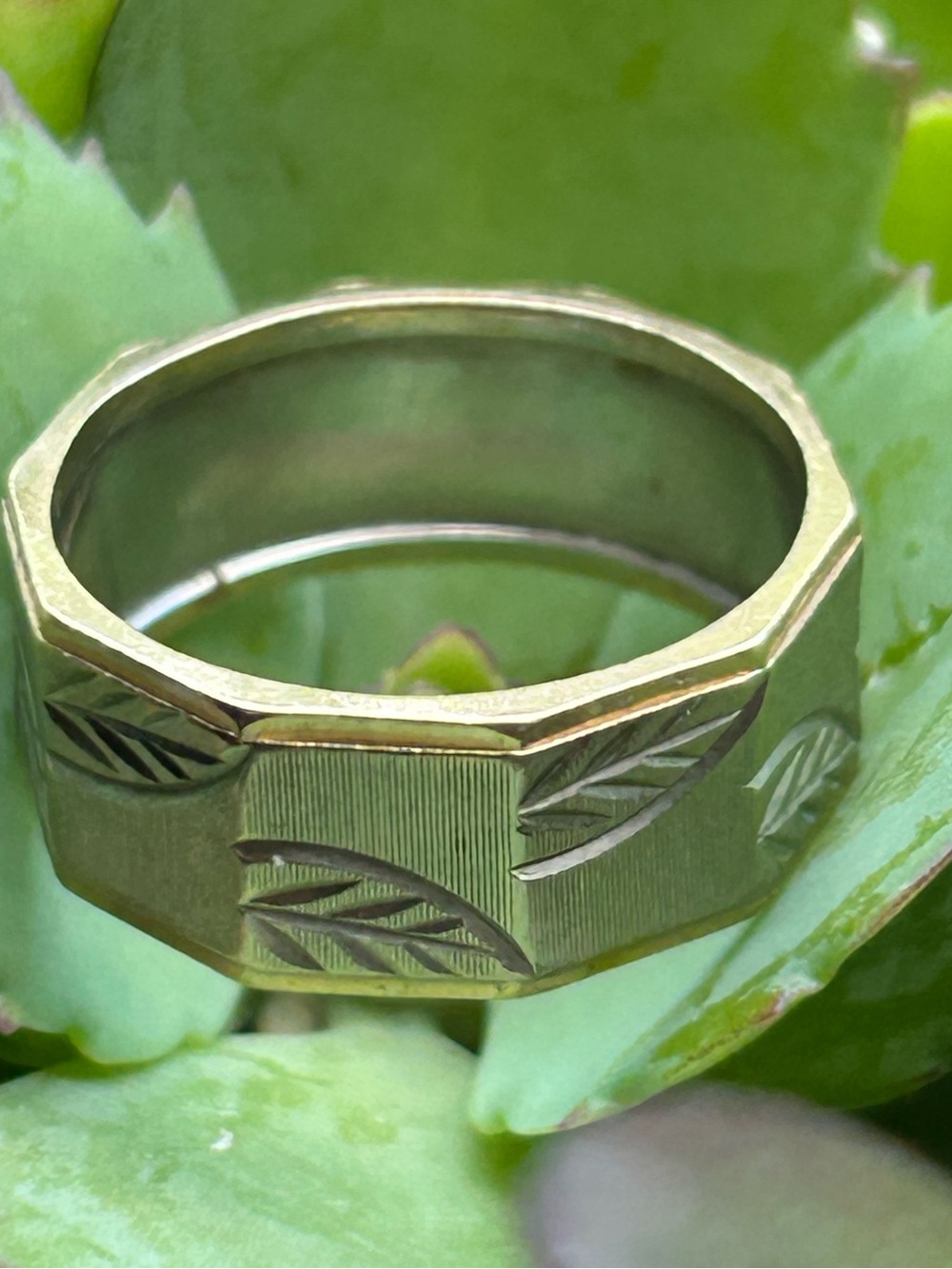 Vintage 14K yellow white gold  textured panels and engraved leaf patterns ring